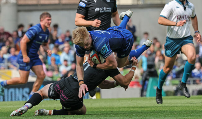 tommy-obrien-tackled-by-kyle-rowe