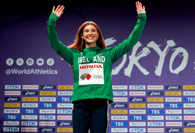 kate-oconnor-celebrates-with-her-silver-medal