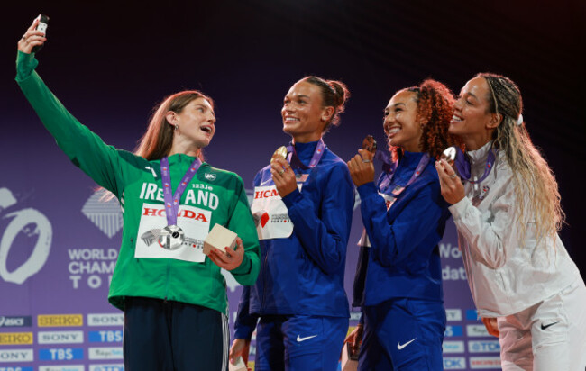 kate-oconnor-takes-a-photo-with-anna-hall-taliyah-brooks-and-katarina-johnson-thompson
