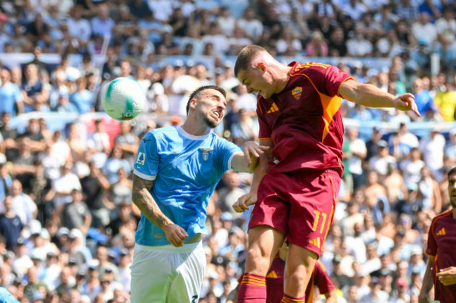 roma-italia-21st-sep-2025-romas-evan-ferguson-and-lazios-mario-gila-during-the-serie-a-enilive-soccer-match-between-ss-lazio-and-as-roma-at-the-romes-olympic-stadium-italy-sunday-september