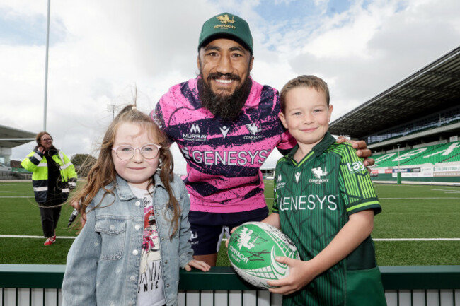 bundee-aki-with-fans