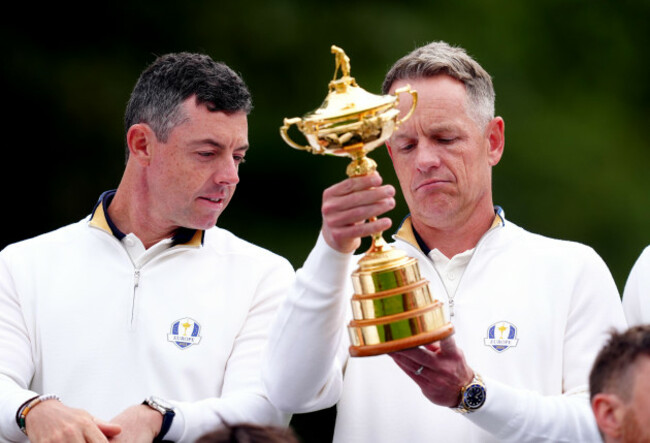 team-europe-captain-luke-donald-with-the-ryder-cup-trophy-alongside-rory-mcilroy-at-the-bethpage-black-course-farmingdale-new-york-ahead-of-the-2025-ryder-cup-starting-on-friday-picture-date-tuesd