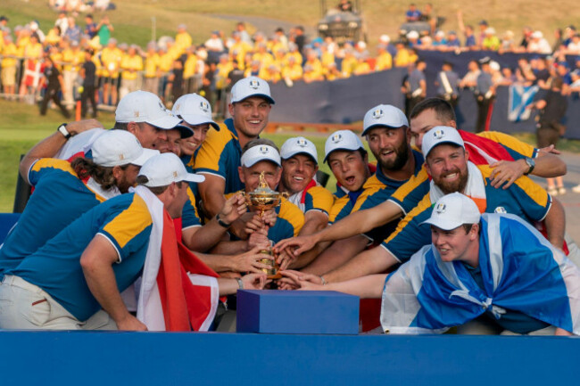 luke-donald-europe-team-captain-after-europe-win-with-the-trophy-as-the-team-celebrate-matthew-fitzpatricktommy-fleetwoodtyrrell-hattonnicolai-hojgaard-hojgaardviktor-hovlandshane-lowryro