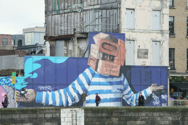 dublin-ireland-28th-january-2025-a-large-mural-of-a-man-with-bricks-around-his-head-with-the-words-do-not-remove-located-on-hoarding-along-ormond-quay
