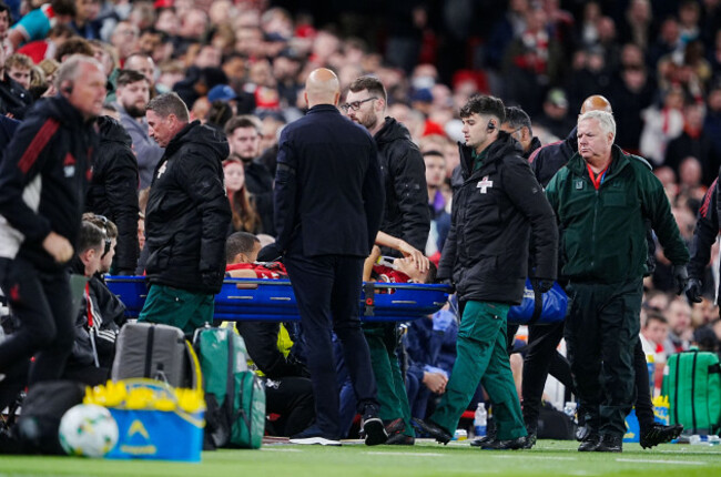 liverpools-giovanni-leoni-is-stretched-off-after-being-injured-during-the-carabao-cup-third-round-match-at-anfield-liverpool-picture-date-tuesday-september-23-2025