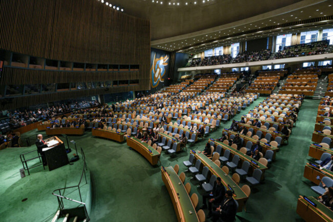 new-york-new-york-usa-26th-sep-2025-wide-angle-of-a-mostly-empty-general-assembly-hall-after-a-walkout-by-delegations-during-israels-prime-minister-benjamin-netanyahu-addresses-the-general-debat
