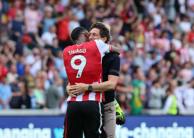 23rd-august-2025-gtech-community-stadium-brentford-london-england-premier-league-football-brentford-versus-aston-villa-brentford-manager-keith-andrews-celebrates-after-full-time-by-hugging-igor