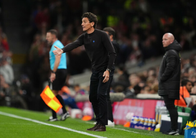 brentford-manager-keith-andrews-gestures-on-the-touchline-during-the-premier-league-match-at-craven-cottage-london-picture-date-saturday-september-20-2025