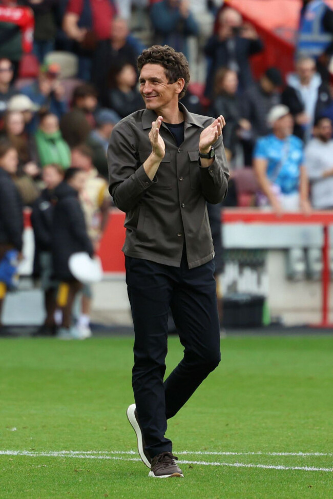 london-england-uk-27th-sep-2025-brentford-fc-manager-keith-andrews-smiles-and-applauds-the-fans-at-full-time-during-the-brentford-fc-v-manchester-united-fc-premier-league-match-at-the-gtech-commu