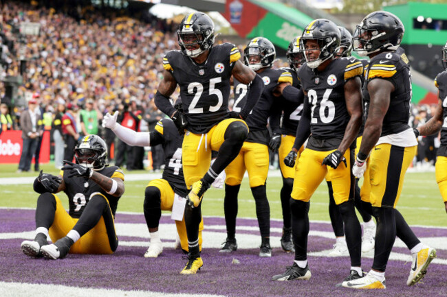 deshon-elliott-celebrates-making-an-interception