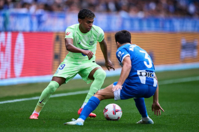 yamine-lamal-of-fc-barcelona-duels-for-the-ball-with-manu-sanchez-of-deportivo-alaves-during-the-laliga-ea-sports-match-between-deportivo-alaves-v-fc