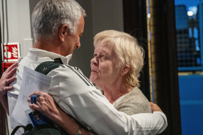 london-uk-29th-sep-2025-gb-london-29-september-2025-jose-mourinho-head-coach-manager-of-s-l-benfica-greetings-with-chelsea-member-of-staff-during-s-l-benfica-training-session-and-press-con