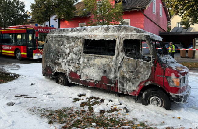 munich-germany-01st-oct-2025-a-van-is-burnt-out-and-full-of-extinguishing-foam-a-fire-in-a-detached-house-in-munich-has-triggered-a-major-police-and-fire-department-operation-there-were-major-tr