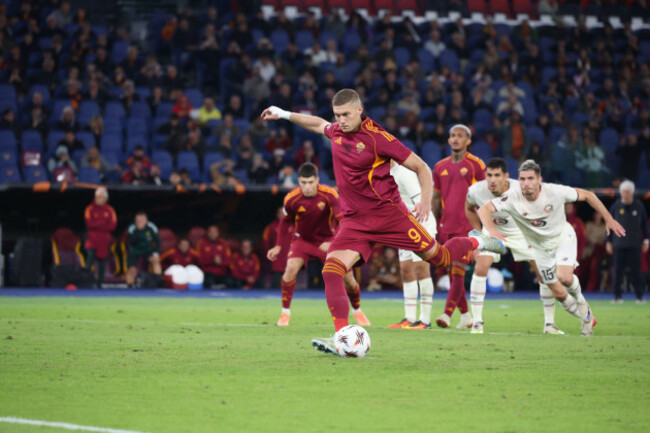 roma-roma-italia-2nd-oct-2025-artem-dovbyk-of-ac-roma-during-the-202526-europa-league-football-match-between-roma-and-lille-at-the-stadio-olimpico-in-rome-on-october-2-2025-photo-credit-image