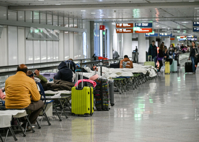 munich-germany-03rd-oct-2025-people-wait-on-cots-after-drone-sightings-and-flight-cancellations-at-munich-airport-around-20-flights-were-canceled-at-munich-airport-on-thursday-evening-due-to-dron