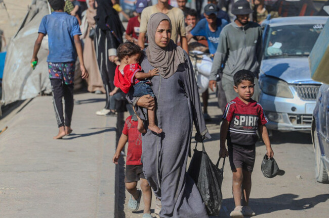 gaza-palestine-16th-sep-2025-palestinians-flee-toward-southern-gaza-along-al-rashid-street-carrying-belongings-on-foot-and-in-vehicles-after-intensified-israeli-attacks-and-evacuation-orders-in-t