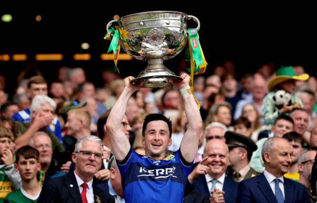 paul-murphy-lifts-the-sam-maguire-cup