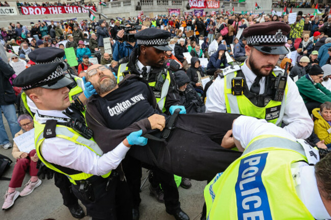 london-uk-04-oct-2025-arrests-begin-as-protesters-gather-in-trafalgar-square-calling-for-an-end-to-the-proscription-of-palestine-action-demonstrators-held-signs-reading-i-oppose-genocide-i-sup