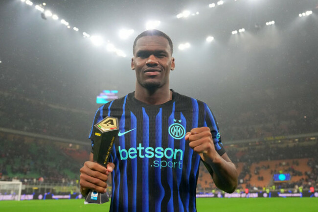 milano-italia-04th-oct-2025-inter-milans-ange-yoan-bonny-panini-player-of-the-match-during-the-serie-a-soccer-match-between-inter-and-cremonese-at-the-san-siro-stadium-in-milan-north-italy-sat