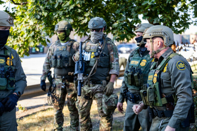 chicago-illinois-usa-3rd-oct-2025-us-border-patrol-commander-gregory-bovino-right-directs-agents-to-go-get-them-protesters-during-a-demonstration-outside-an-ice-detainee-processing-facili