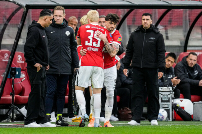 alkmaar-netherlands-05th-oct-2025-alkmaar-netherlands-october-5-mexx-meerdink-of-az-alkmaar-hugging-troy-parrott-of-az-alkmaar-during-the-dutch-eredivisie-match-between-az-and-telstar-at-afas