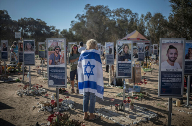 reim-israel-07-october-2025-israel-reim-a-woman-is-wears-the-israeli-flag-at-the-nova-festival-site-in-reim-during-a-ceremony-to-commemorate-the-2-year-anniversary-of-the-7th-of-october-hamas
