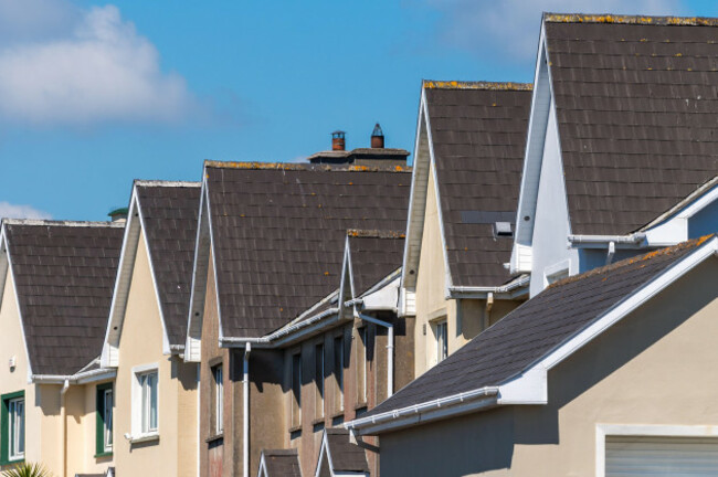 houses-on-housing-estate-illustrating-the-irish-housing-crisis-in-skibbereen-west-cork-ireland