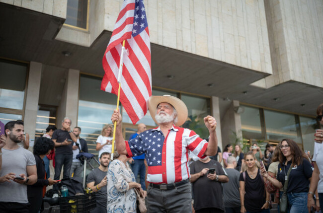 tel-aviv-israel-09th-oct-2025-a-person-wears-a-shirt-with-the-colours-with-the-us-flag-and-as-people-gather-at-hostage-square-in-tel-aviv-to-celebrate-the-ceasefire-deal-after-2-years-of-war-isr