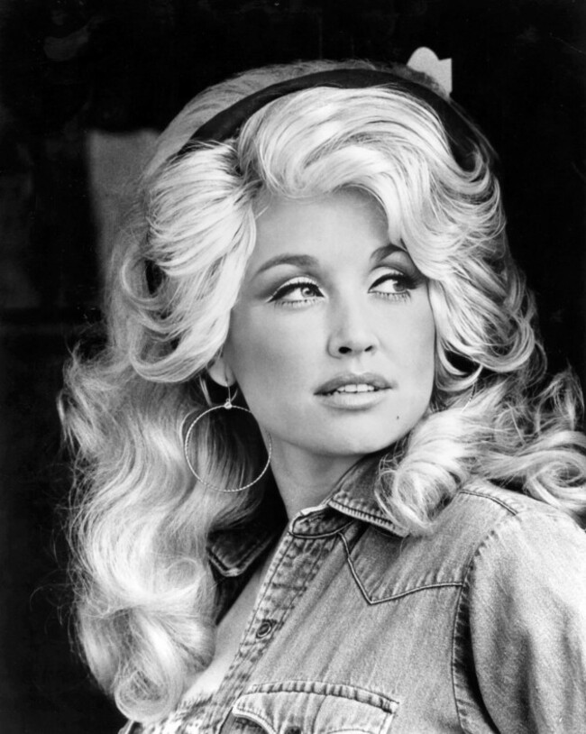 dolly-parton-portrait-of-the-american-singer-songwriter-dolly-rebecca-parton-b-1946-as-a-young-woman-publicity-photo-1977