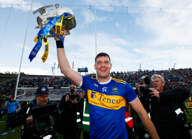 seamus-callanan-celebrates-with-the-liam-maccarthy-cup