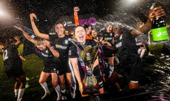 laurie-ryan-lifts-the-sse-airtricity-womens-premier-division-trophy