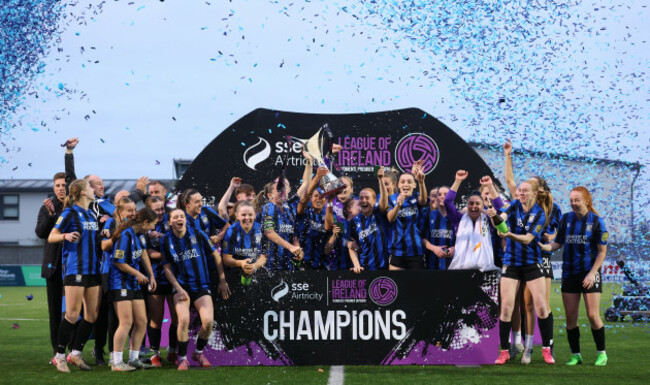 izzy-groves-lifts-the-trophy