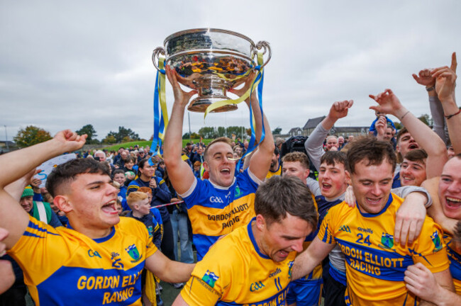 ronan-ryan-celebrates-with-his-team