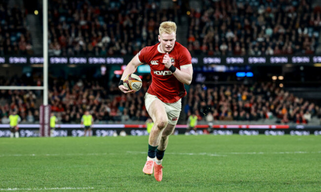 jamie-osborne-runs-in-to-score-a-try