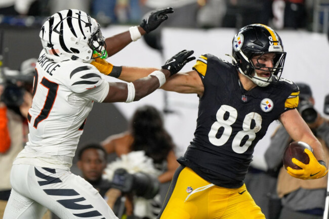 pittsburgh-steelers-tight-end-pat-freiermuth-88-stiff-arms-cincinnati-bengals-safety-jordan-battle-left-to-get-to-the-end-zone-for-a-touchdown-after-taking-a-pass-from-quarterback-aaron-rodgers-du