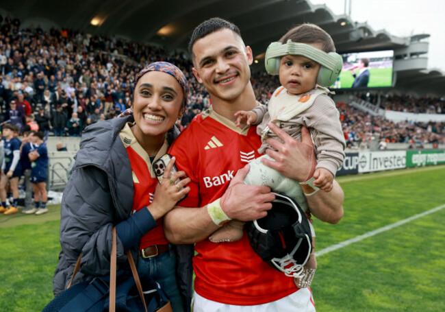 thaakir-abrahams-with-with-his-wife-tasneem-and-daughter-diyaana