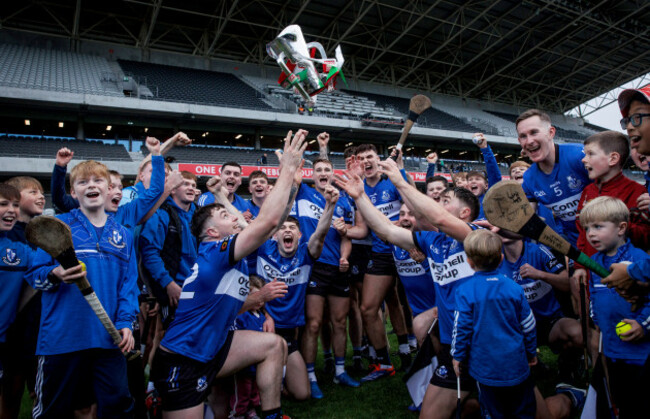 sarsfields-celebrate-winning-with-the-trophy
