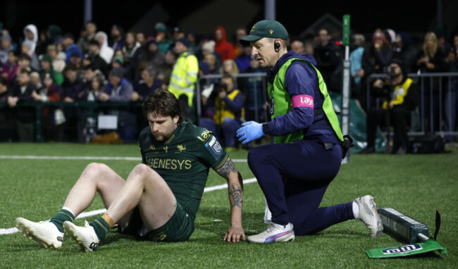 mack-hansen-leaves-the-field-injured-after-scoring-a-late-try
