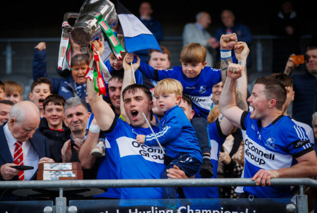 conor-osullivan-lifts-the-sean-og-murphy