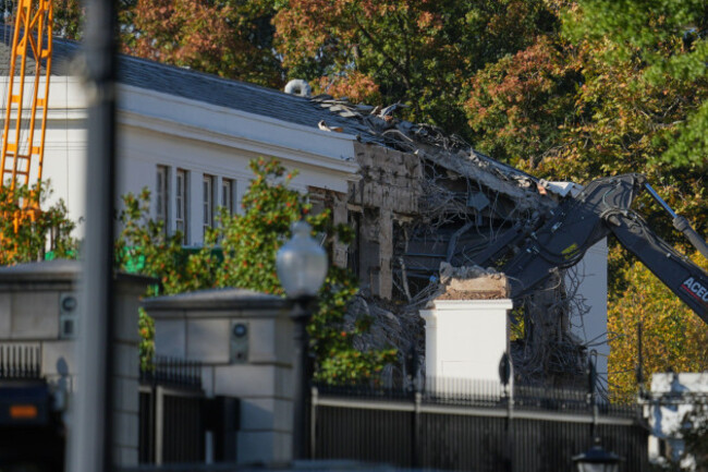 work-begins-on-the-demolition-of-a-part-of-the-east-wing-of-the-white-house-monday-oct-20-2025-in-washington-before-construction-of-a-new-ballroom-ap-photoevan-vucci