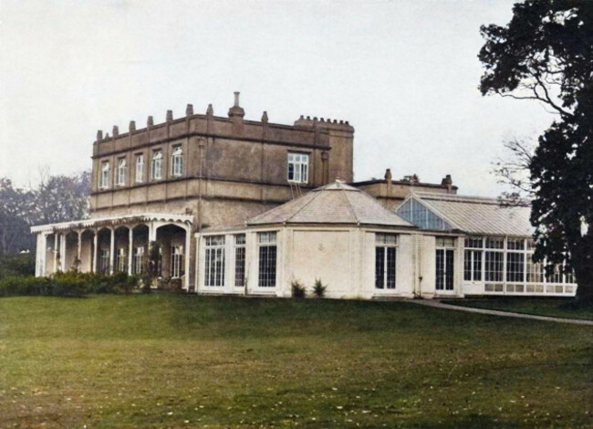 royal-lodge-windsor-the-country-home-of-the-royal-family-1937-a-grade-ii-listed-house-in-windsor-great-park-in-berkshire-england-known-as-the-royal-lodge-since-the-late-1820s-from-geor