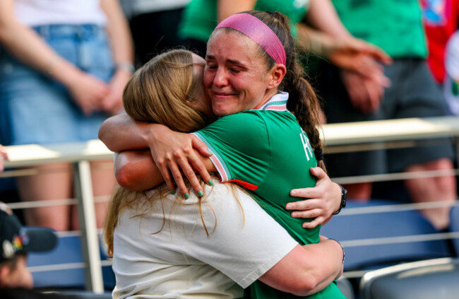caitlin-hayes-with-family-after-the-match