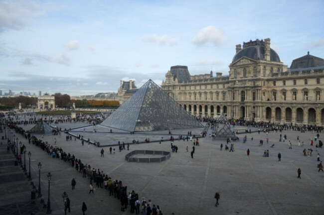 people-queue-outside-the-louvre-museum-three-days-after-historic-jewels-were-stolen-in-a-daring-daylight-heist-wednesday-oct-22-2025-in-paris-ap-photothibault-camus