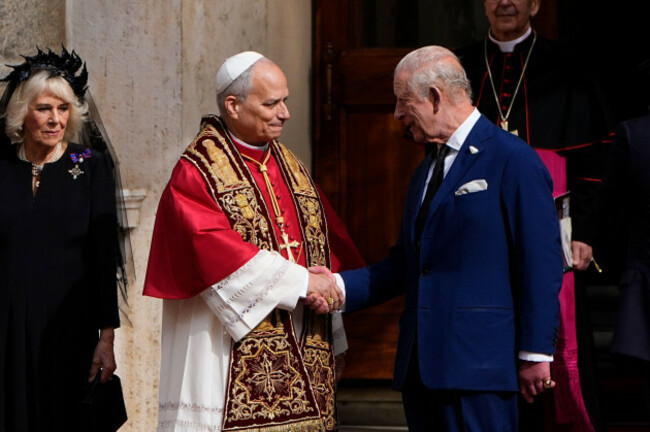 king-charles-iii-says-goodbye-to-pope-leo-xiv-in-the-san-damaso-courtyard-in-st-peters-square-after-attending-the-ecumenical-service-in-the-sistine-chapel-in-vatican-city-during-the-state-visit-to