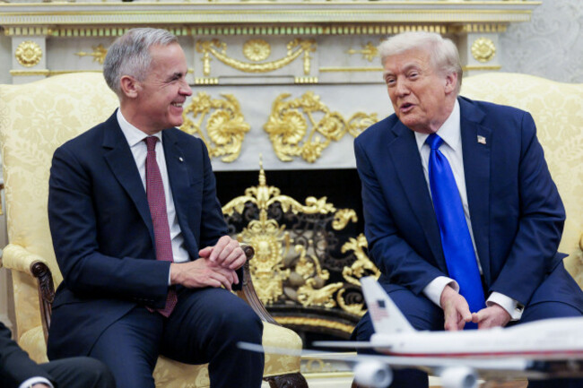 washington-united-states-of-america-07th-oct-2025-united-states-president-donald-j-trump-right-meets-with-prime-minister-mark-carney-of-canada-in-the-oval-office-of-the-white-house-in-washington