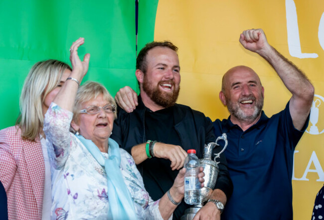 shane-lowry-with-his-father-brendan-lowry-granny-emmy-scanlon-and-and-wife-wendy-at-his-homecoming-in-clara-2372019
