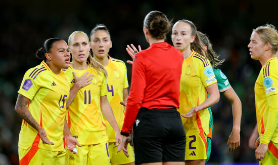 franziska-wildfeuer-speaks-with-janice-cayman-and-her-team-mates-after-awarding-a-hand-ball-against-her
