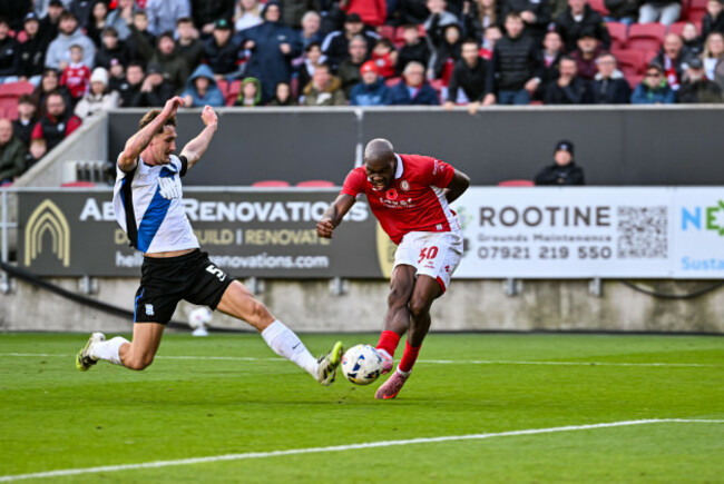 ashton-gate-bristol-uk-25th-oct-2025-efl-championship-football-bristol-city-versus-birmingham-city-sinclair-armstrong-of-bristol-city-shoots-and-scores-in-the-42nd-minute-to-make-the-score-1-0