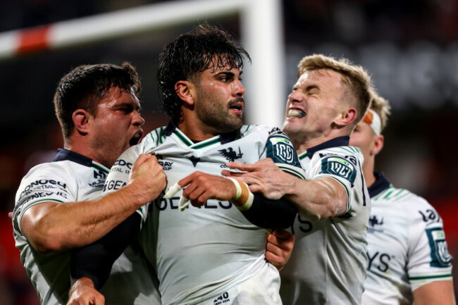 byron-ralston-celebrates-scoring-a-try-with-teammates-dave-heffernan-and-ben-murphy