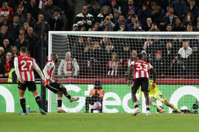 25th-october-2025-gtech-community-stadium-brentford-london-england-premier-league-football-brentford-versus-liverpool-igor-thiago-of-brentford-scores-from-a-penalty-kick-in-the-60th-minute-for